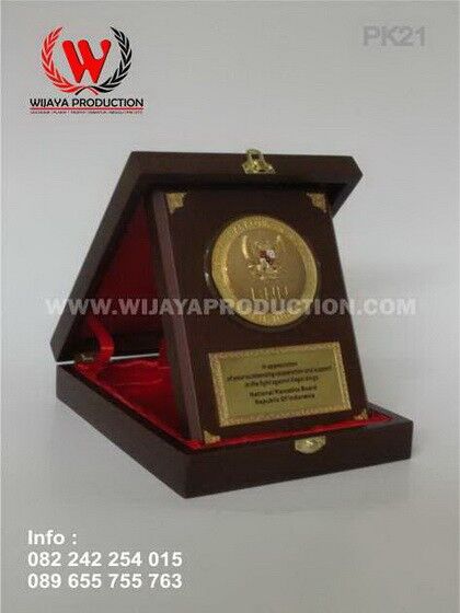 desain plakat kayu
