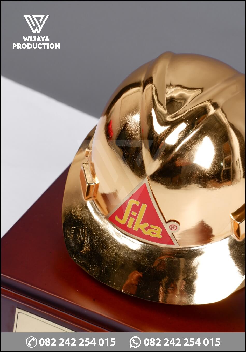 Detail Souvenir Helm Kuningan Sika
