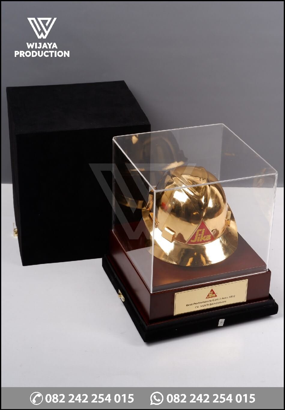 Box Souvenir Helm Kuningan Sika