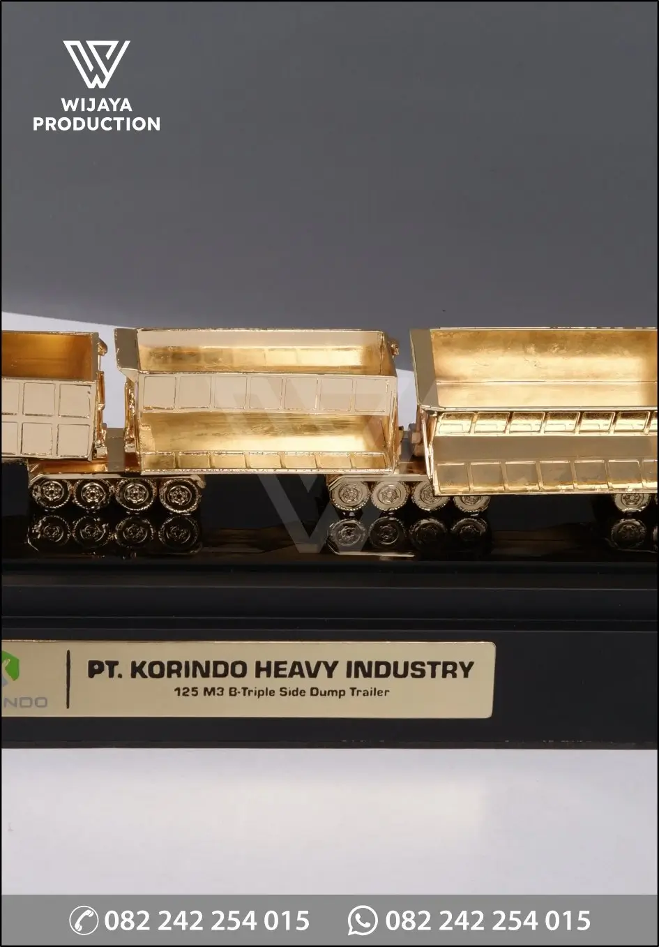 Detail Souvenir Miniatur Triple Side Dump Trailer