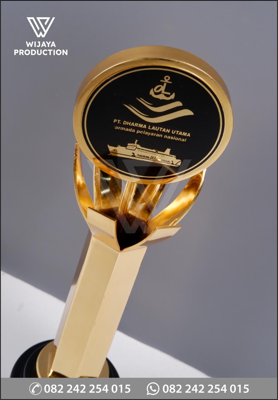 Detail Piala Penghargaan PT Dharma Lautan Utama